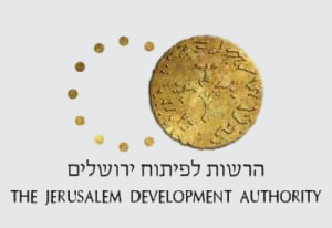 לוגו "הרשות לפיתוח ירושלים": עיגול זהוב עם סמלים עתיקים, וסביבו חצי עיגול של נקודות זהובות. מתחת, שם הרשות