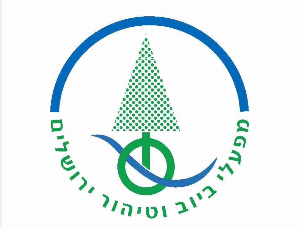 סמל ירוק ולבן של "מפעלי ביוּב וטיהור ירושלים" עם עץ ירוק מנוקד בתוך עיגול, וקשת כחולה מעל.